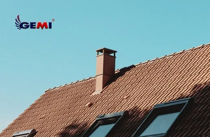 ¿Los fuertes vientos hacen que el humo de la chimenea entre en su casa? El extractor de humos para chimenea Gemi es la solución.