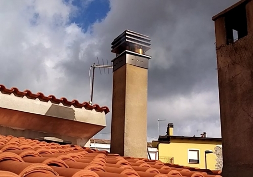 ¿El viento fuerte sopla humo de su chimenea hacia su hogar? El extractor de humos Gemi es la solución